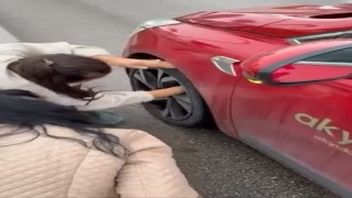 Yola atlayan kedi aracın tekerine sığındı, kurtarma anı kamerada