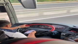 Yolcu otobüsü şoförünün seyir halindeyken müzik keyfi yolcu kamerasında
