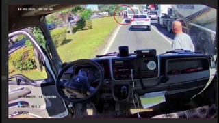 Yolda fenalaşan vatandaşı gördü, araçtan inip Heimlich manevrasıyla kurtardı