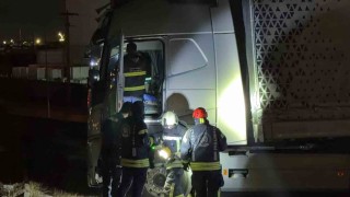 Yoldan çıkan tır bariyerleri aştı, sürücü kayıplara karıştı