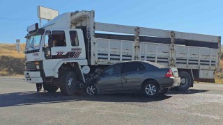 Yozgatta kamyonla çarpışan otomobilin sürücüsü yaralandı