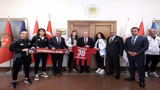 Yüksekova Spor Kadın Futbol Takımı'ndan Bakan Güler'e ziyaret