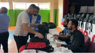 Yüksekovada İyilik Çantası 100 yetim öğrenciye ulaştı