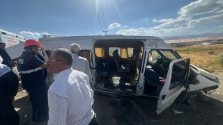 Yüksekovada minibüs, kapağı açık bırakılan rögar çukuruna çarptı: 6 yaralı