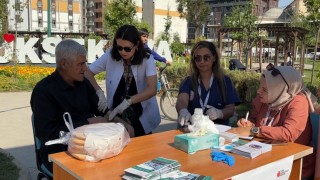 Yüksekovada parkta sağlık molası: Vatandaşlar tansiyon ve şeker ölçümü için akın etti