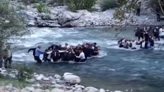 Yüksekova'da sarp arazide acı haber: Hayatını kaybeden adamın cenazesi dereden geçirilip omuzlarda taşındı