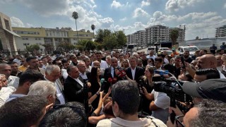 Yüreğir Belediyesi önünde başkan vekilliği kararına tepki