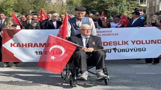 Yürüyüşe tekerlekli sandalyesiyle katılan gazi herkese örnek oldu