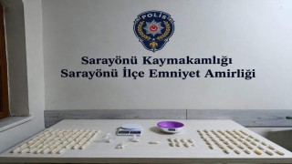 Yutarak vücutlarında getirdikleri uyuşturucular polisten kaçmadı