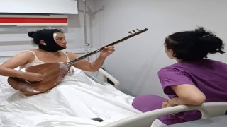 Yüz germe ameliyatı oldu, hastane odasında saz çaldı