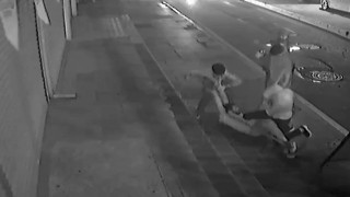 Zeytinburnu'nda abisiyle tartışan adam yeğenlerinin çekiçli sopalı saldırısına uğradı