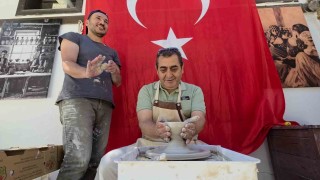 Ziyaretçiler, tarihi Germiyan Sokağında çini sanatını deneyimliyor