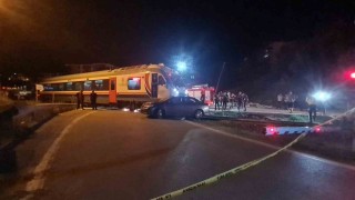 Zonguldakta yolcu treni otomobille çarpıştı: 5 yaralı