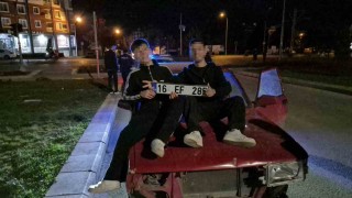 200 bin TL ceza yiyen sürücünün arkadaşları araç önünde plaka ile kameralara poz verdi