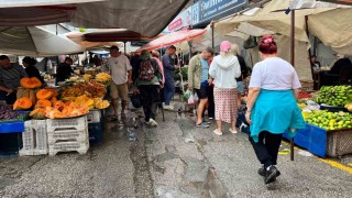 Alanya'da sağanak pazar yerini göle çevirdi