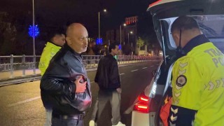 Alkollü sürücü 'burada çevirme olmaz' dedi, yoldan geçen araçları durdurmaya çalıştı