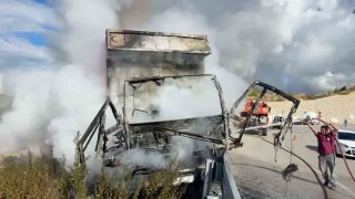 Antalya'da yanan kamyonun sürücüsü, karşıdan gelen araçları görünce aracı bariyerlere sürmüş