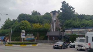 Arkadaşlarıyla şakalaşırken asansörde mahsur kaldılar