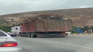 Aşırı demir yüklü tır trafikte yürekleri ağza getirdi