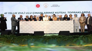 Bakan Göktaş, 41 yıllık evli çiftlerin umre kurası programına katıldı