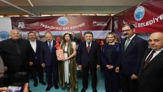 Bakan Yumaklı'ya, Taşköprü sarımsağı hediye edildi