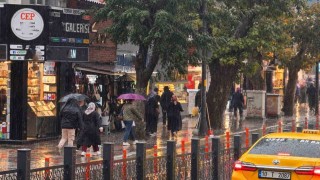 Bandırma'da sağanak yağış etkili oldu