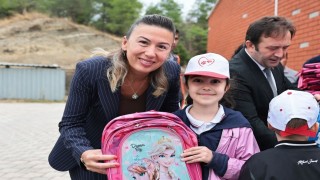 Başkan Çavuşoğlu, çocuklarla birlikte can dostların merkezini gezdi
