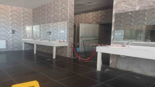 Bilecik'te mola veren şehirlerarası otobüs yolcuları tuvalet rezaleti yaşıyor