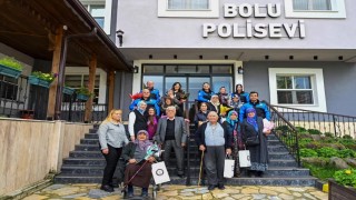 Bolu'da polis eşleri yaşlılarla bir araya geldi
