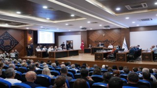 CHP'den istifa eden Konyaaltı Belediye Başkanı Kotan'ın katıldığı meclis toplantısında gerginlik yaşandı