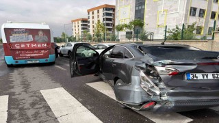 Diyarbakır'da halk otobüsü ile otomobil çarpıştı: 4 kişi yaralandı