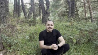 Doğa gezisinde fark etti, ormanın hayaleti kısa süre görünüp kayboldu