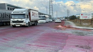 Dökülen boya yolu kırmızıya boyadı