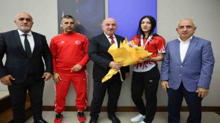Dünya Gençler Kick Boks Şampiyonu Ezel Nur Karalar'a altın ödülü