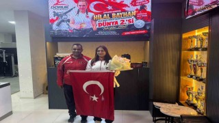 Dünya ikincisi Hilal Bayhan'a coşkulu karşılama