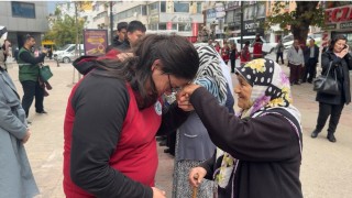 Dünya yaşlılar gününde büyüklerine saygılarını böyle gösterdiler