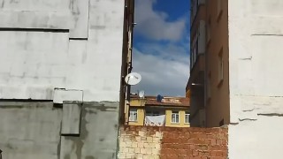 Elazığ'da bir kadın, canını hiçe sayarak çatıya halı serdi