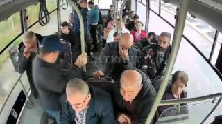 Epilepsi hastası yolcuya şoförlerden hızlı müdahale