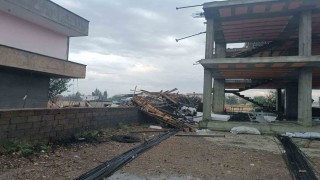 Fırtına da cami minaresi ve ağaç devrildi, çatı yıkıldı