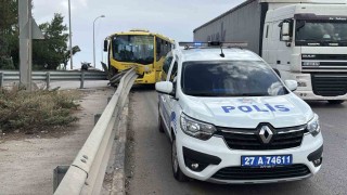 Gaziantep'te halk otobüsü demir bariyerlere çarptı: 9 yaralı