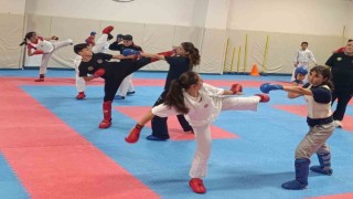 Genç sporcular haftanın 6 günü karate yapıyor