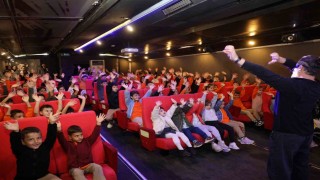 Gezen sinema tırı Kaynaşlı'da çocuklarla buluştu