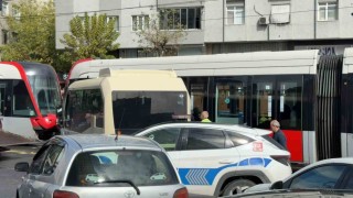 Güngören'de tramvay ters dönüş yapan minibüse çarptı