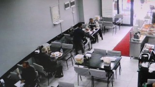 Heimlich manevrası ile hayata tutunan yaşlı adam, yemeğe devam etti