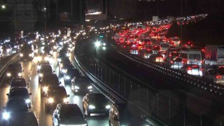 İBB Yol Bakım ve Onarım Dairesi tarafından iş çıkışı E5'te yol çalışması tepkilere neden oluyor
