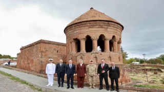 İçişleri Bakan Yardımcısı Kübra Güran Yiğitbaşı, Ahlat'ın tarihi mekanlarına ziyaret etti