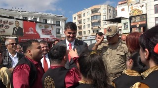 İl Jandarma Komutanını görünce asker selamı verdiler