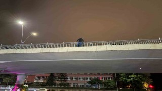 İntihar etmek için köprüye çıkan şahsı polis ekipleri ikna etti
