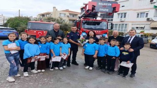 İtfaiye Haftası'nda yangından etkilenen Bağyüzü İlkokulu öğrencilerinden itfaiyecilere anlamlı ziyaret
