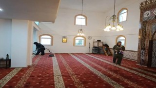 Kadınlardan imece usulü cami temizliği
